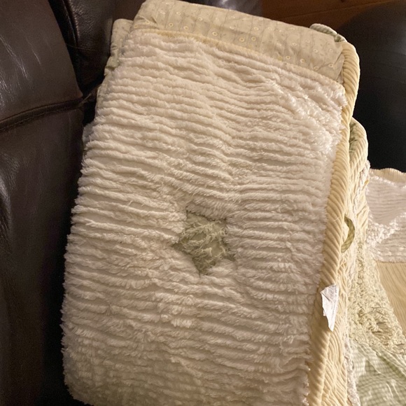 8 piece Lambs & Ivy yellow, cream and green crib set - Picture 5 of 13